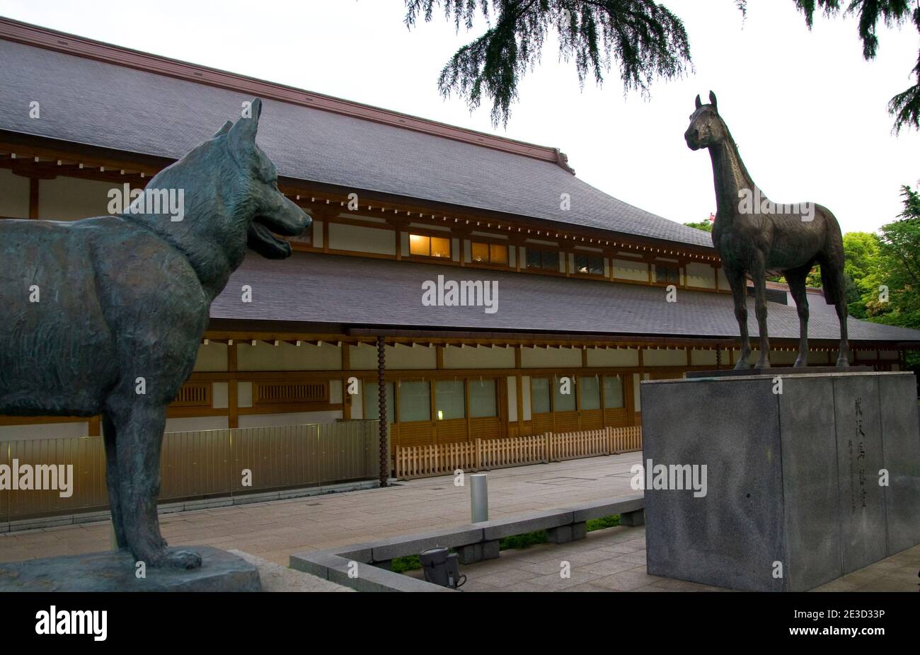 Santuario di Yasukuni: Statua del Pastore tedesco e del Cavallo che onora gli animali uccisi nel servizio bellico..... Il Santuario di Yasukuni, originariamente chiamato Tokyo Shokonsha Foto Stock