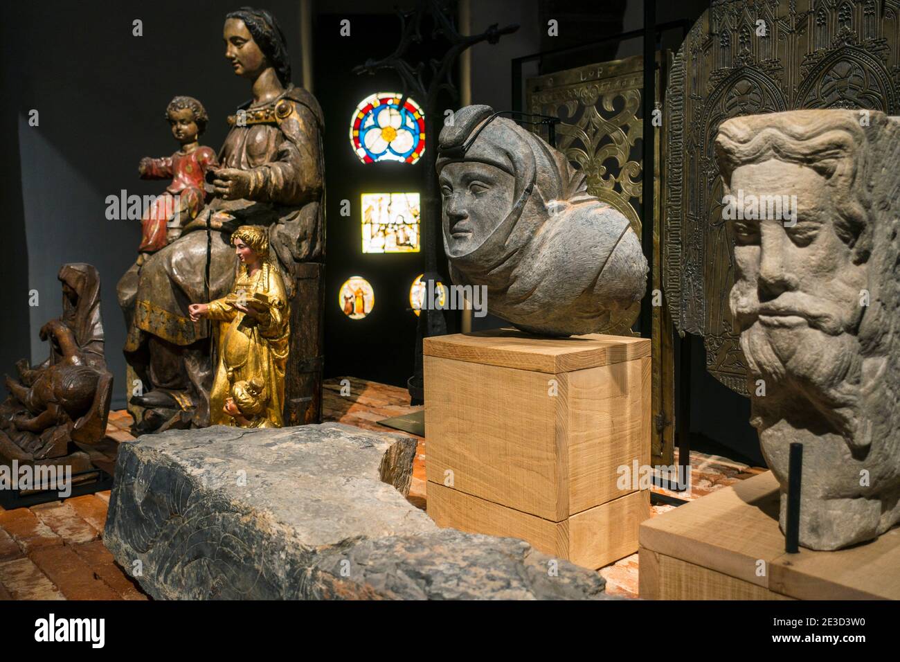 Arte religiosa medievale, statue e sculture a STAM, Ghent City Museum / Stadsmuseum Gent, Fiandre Orientali, Belgio Foto Stock