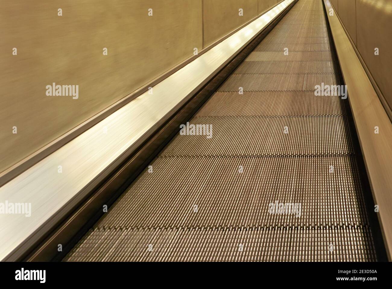 Scala mobile piatta - passerella mobile nella stazione ferroviaria della metropolitana Foto Stock