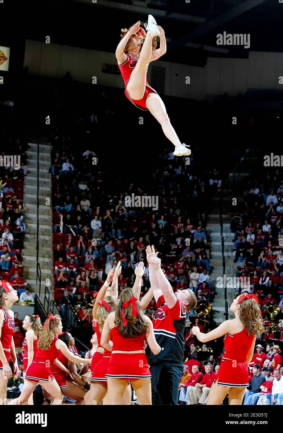 Scendendo. Squadra cheerleading dell'Università del Maryland. Foto Stock