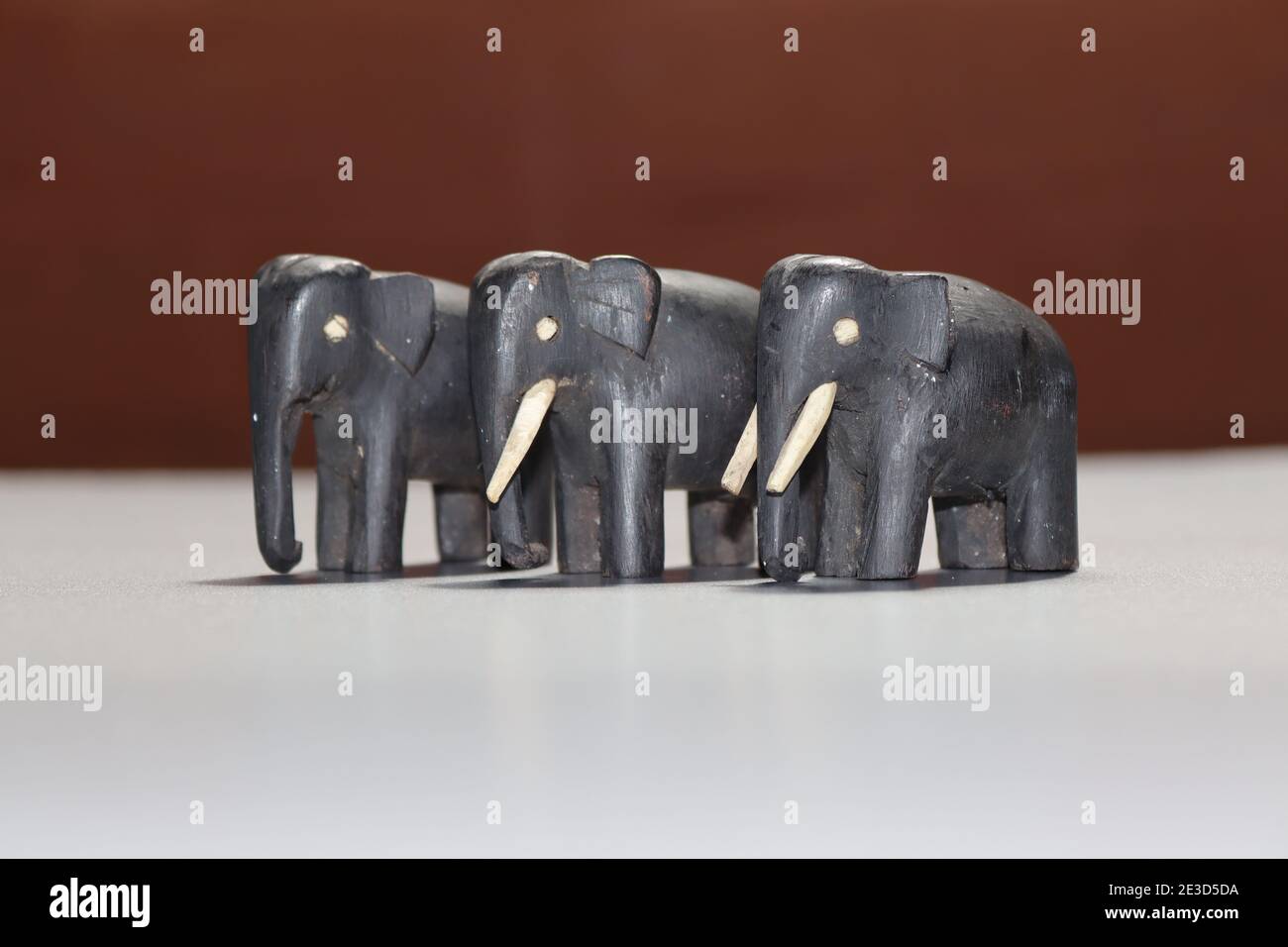 Minuscoli elefanti di legno nero prodotti negli anni '60 (set non completato molto vecchio) Foto Stock