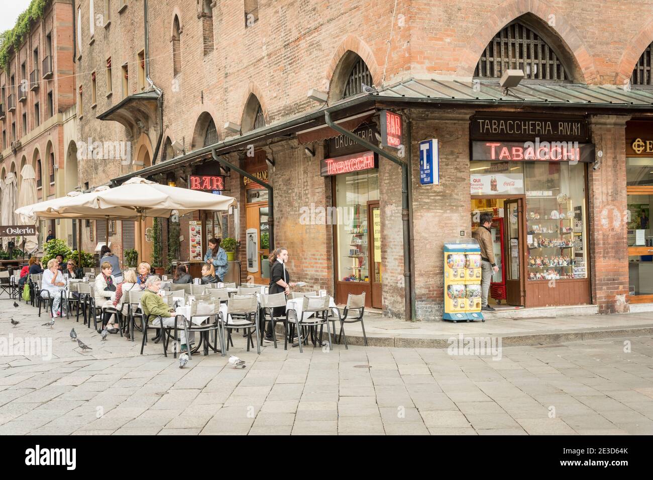 Un tabacchi o un tabacchi e un bar in acorner nel Piazzo Magiorre Bologna Italia Foto Stock