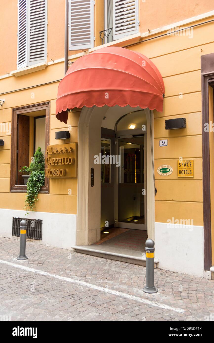 L'hotel al cappello Rosso a Bologna Foto stock - Alamy