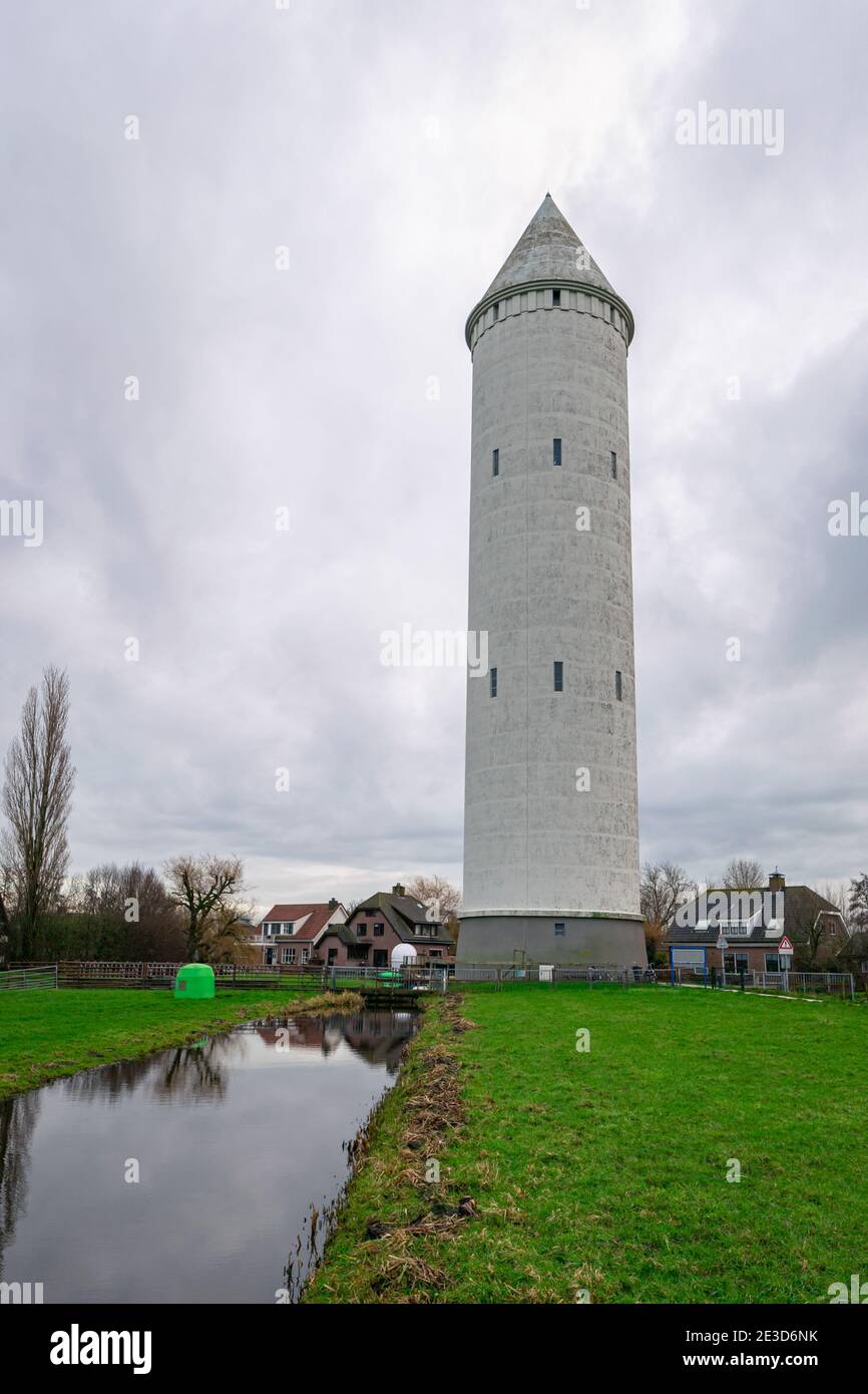 Torre dell'acqua nel villaggio olandese di De Meije, parte occidentale dell'Olanda. Foto Stock