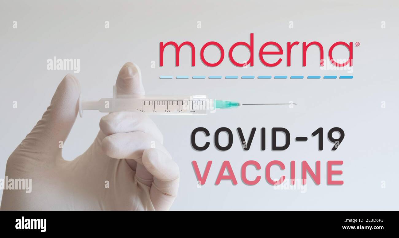 La mano con il guanto contiene la siringa accanto al logo moderna, una delle aziende che sviluppano un vaccino Covid-19 (Coronavirus). Vienna, Austria - 18 gennaio 20 Foto Stock
