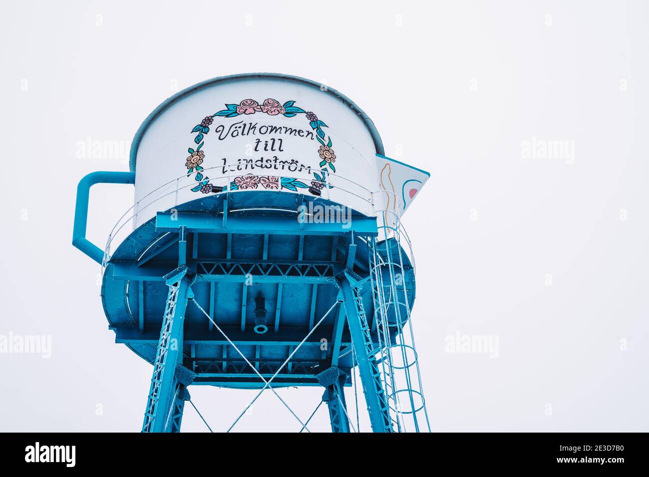 Lindstrom, Minnesota - 9 gennaio 2021: Famosi watertower a forma di teiera letture Benvenuti a Lindstrom (tradotto dallo svedese) Minnesota Foto Stock