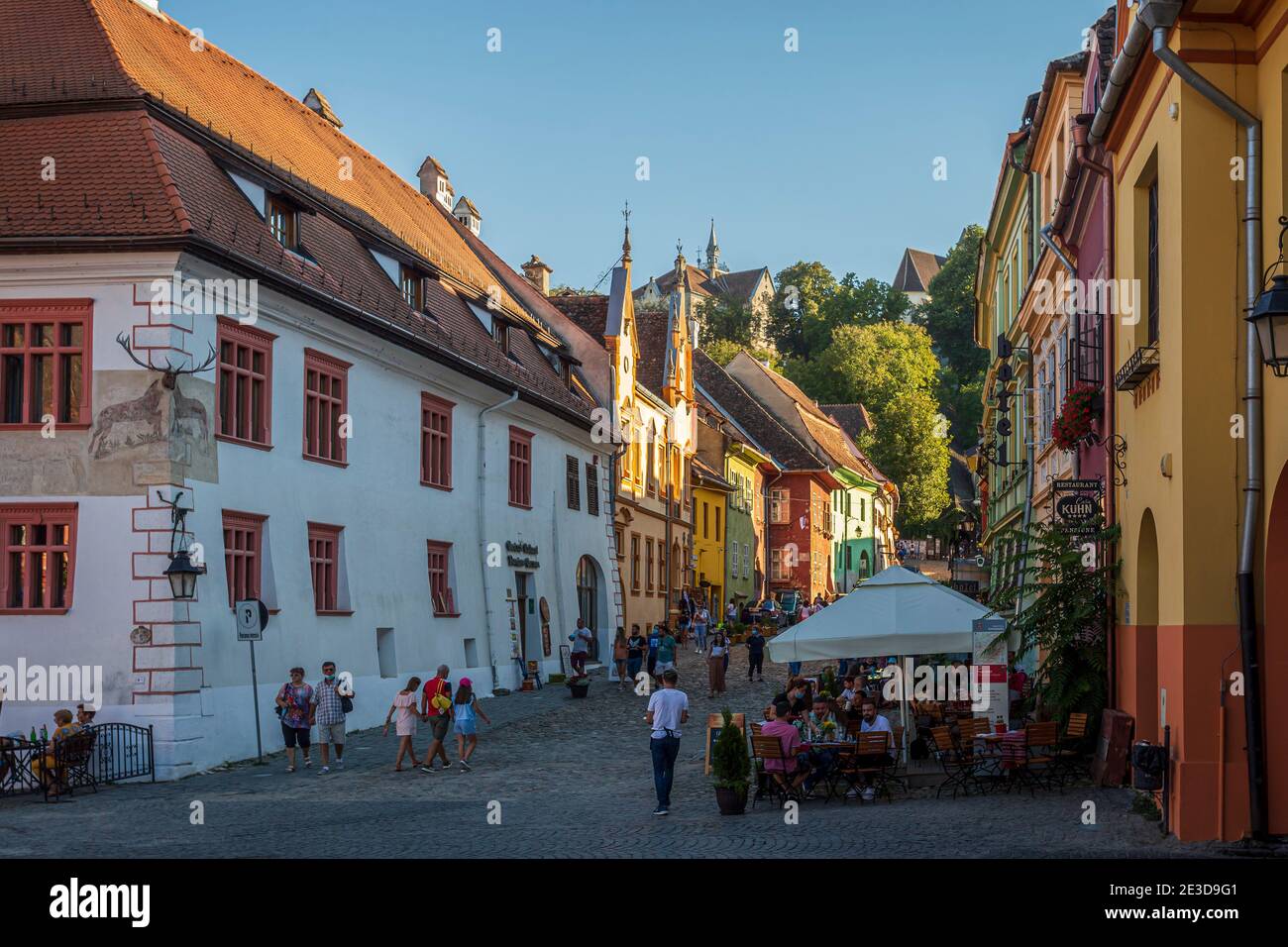 Sulle stradine medievali di Sighisoara. Foto scattata il 22 agosto 2020 a Sighisoara, Romania. Foto Stock