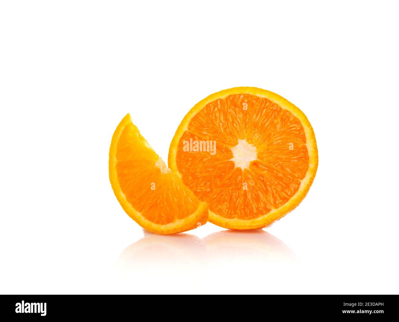 Taglio arancione fresco a metà isolato su bianco. Messa a fuoco selettiva. Foto Stock