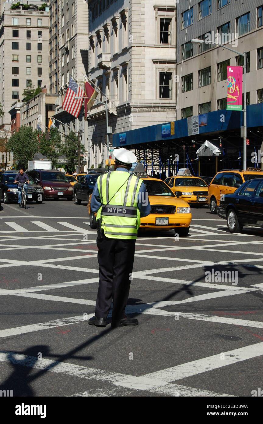 Polizia stradale polizia taxi giallo Taxi cappello bianco zig zag linee  edificio edifici traffico poliziotto auto bandiera bandiere ombra USA  bandiera Hotel New York Foto stock - Alamy