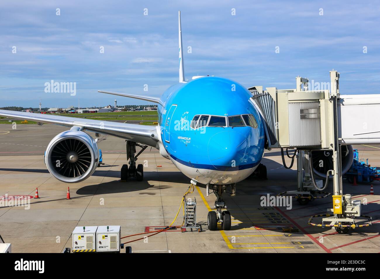 Amsterdam, Paesi Bassi, 30/09/20. KLM Airlines Boeing 777 aerei a reazione parcheggiati al cancello dell'aeroporto di Amsterdam Schiphol (AMS), con veicoli aeroportuali. Foto Stock