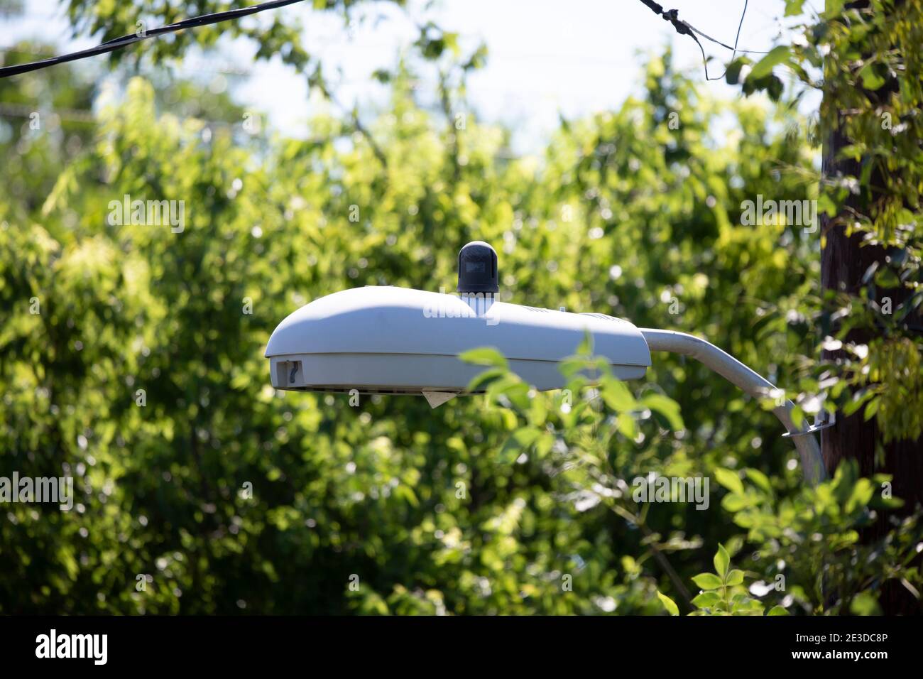 La luce stradale pericolosa manca il suo globo e la lampadina Foto Stock