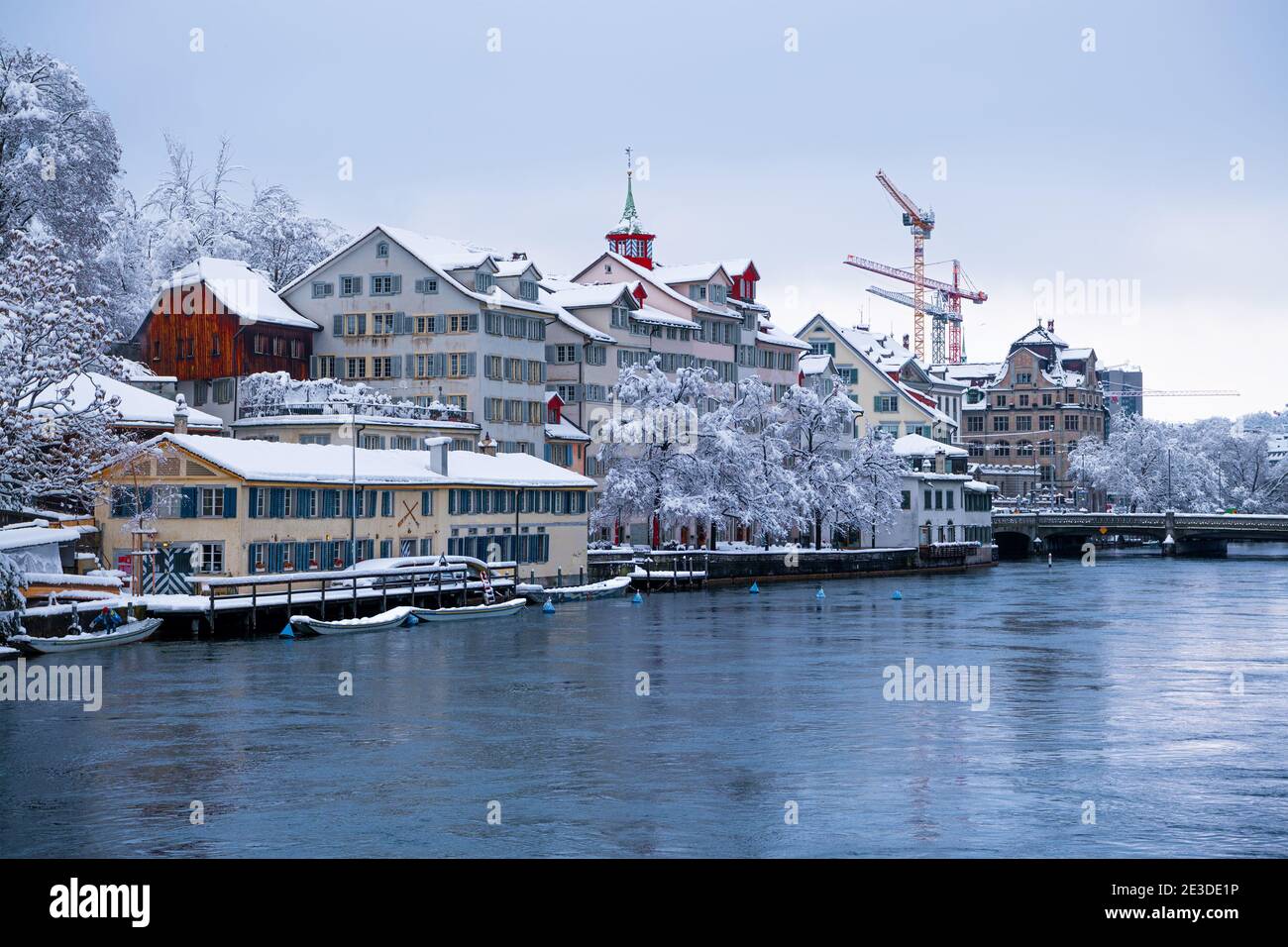 Paesaggio urbano di Zurigo (Svizzera), fiume Limmat Foto Stock
