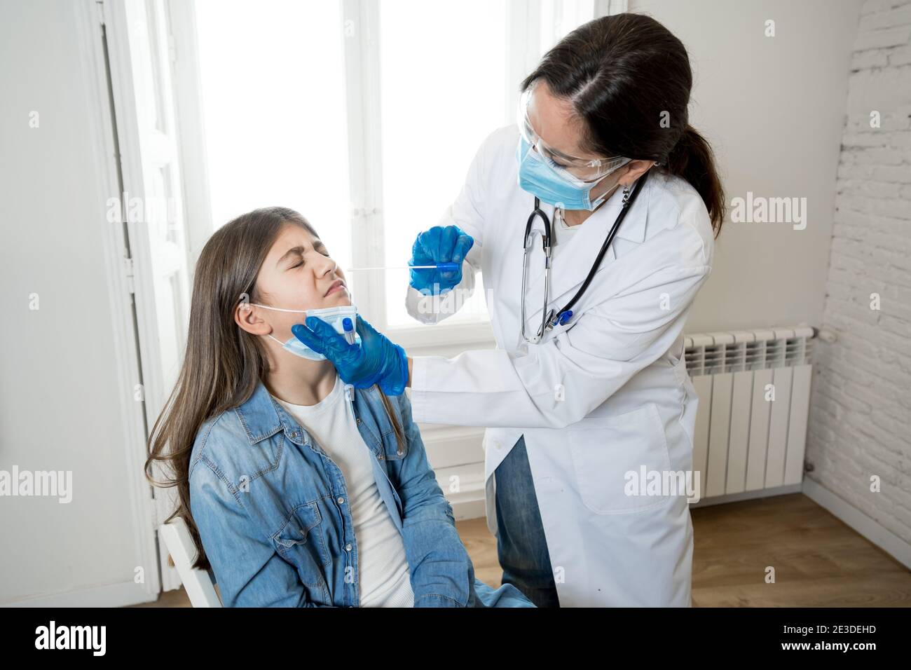 Nurse test ragazza teen per l'infezione da coronavirus prendendo COVID-19 test rapido. Medico che esegue il tampone nasale su adolescente prendendo esempio per analizzare se pa Foto Stock