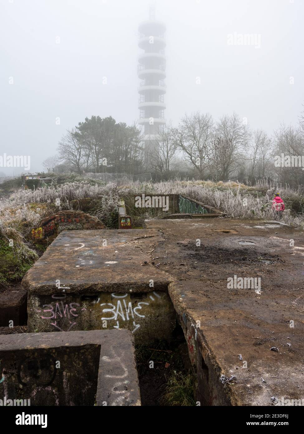 Il gelo invernale e la nebbia si trovano sui resti di derelict della batteria Heavy Anti-Aircraft Purdown e del trasmettitore BT nel Parco Stoke di Bristol. Foto Stock