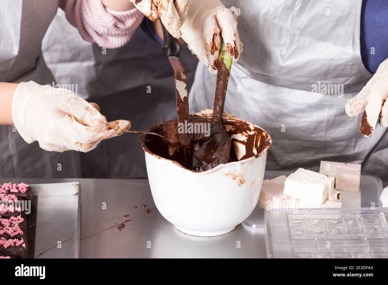 Il processo di glassatura del cioccolato al soufflé a casa. Primo piano. Foto Stock