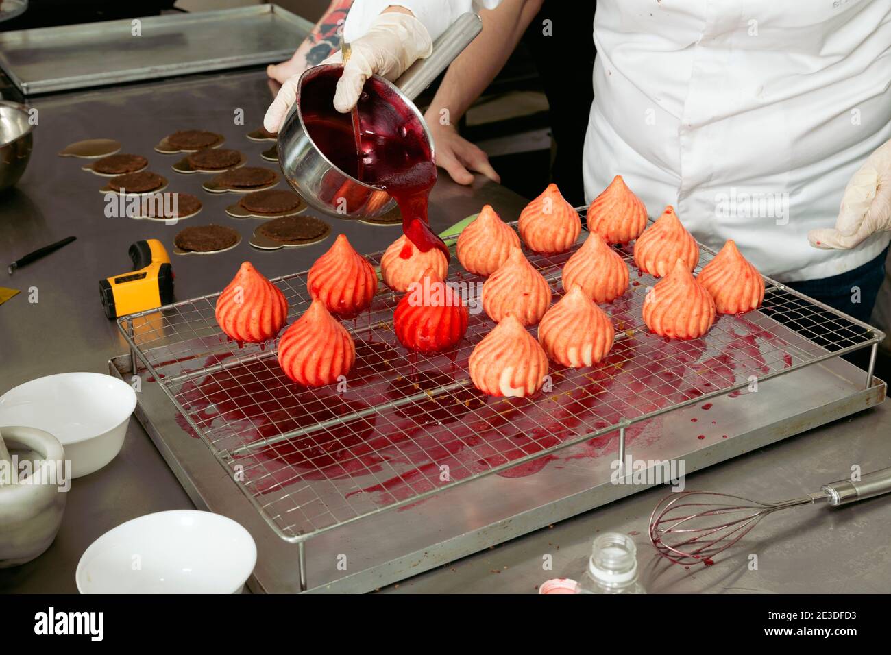 Il processo di applicazione di torte di smalto di frutta. Primo piano. Foto Stock