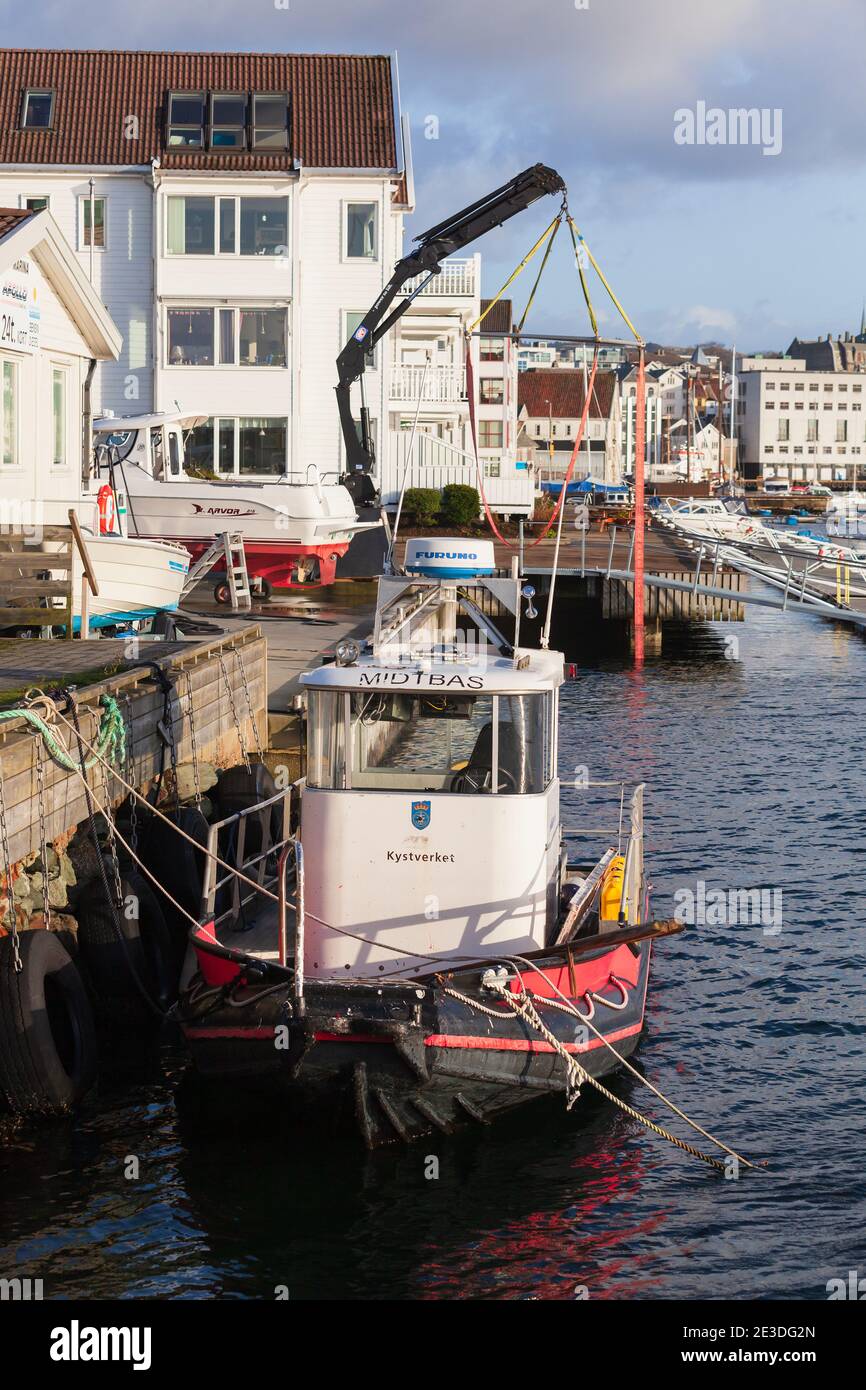Bergen, Norvegia - 15 dicembre 2017: Ormeggio di un piccolo motoscafo nel porto di Bergen Foto Stock