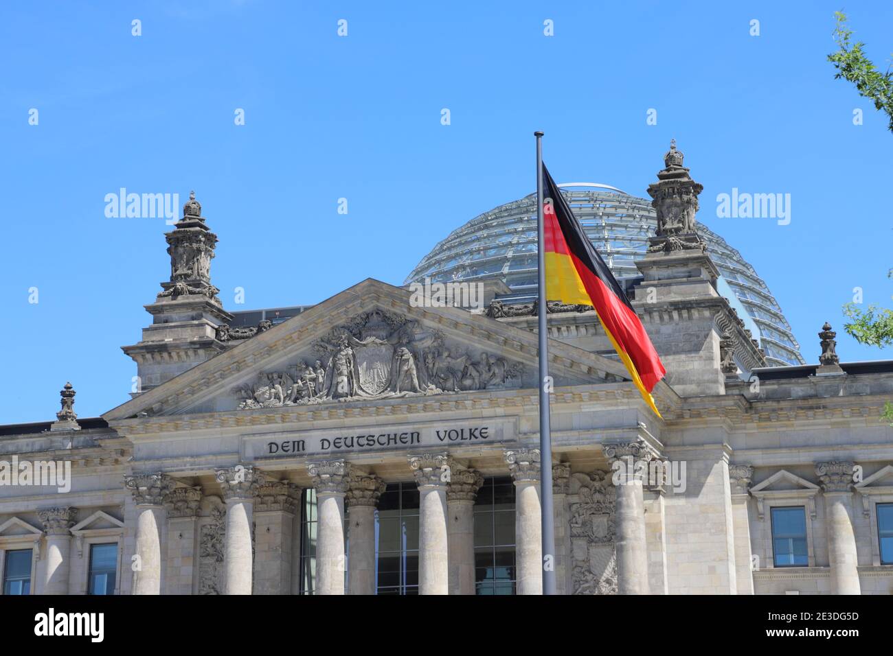 GERMANIA, BERLINO, PLATZ DER REPUBLIK - 08 GIUGNO 2018: Cupola di Glas, iscrizione 'DEM DEUTSCHEN VOLKE' e bandiera tedesca nell'edificio Reichstag di Berlino Foto Stock
