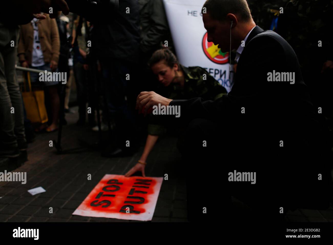 Piazza Maidan. 2014. Durante la grande occupazione di Piazza Maidan, Kiev, un politico locale contro la politica russa sta scrivendo 'Stop Putin' sul si Foto Stock