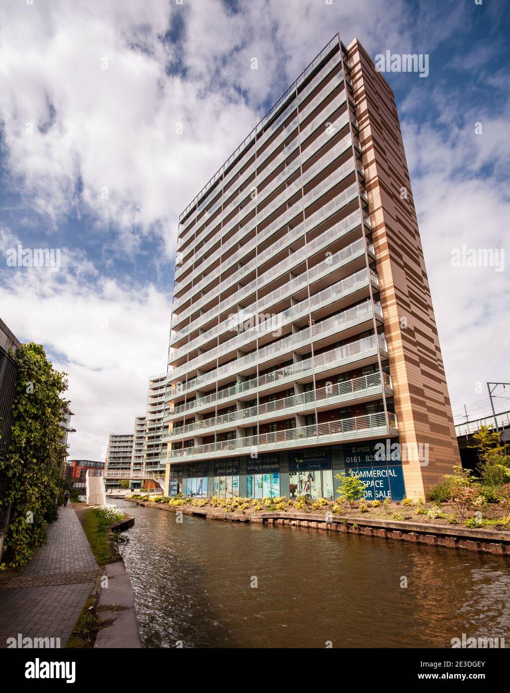 Moderni ed alti edifici di appartamenti si trovano su terreni industriali ristrutturati accanto al canale Bridgewater a Manchester. Foto Stock