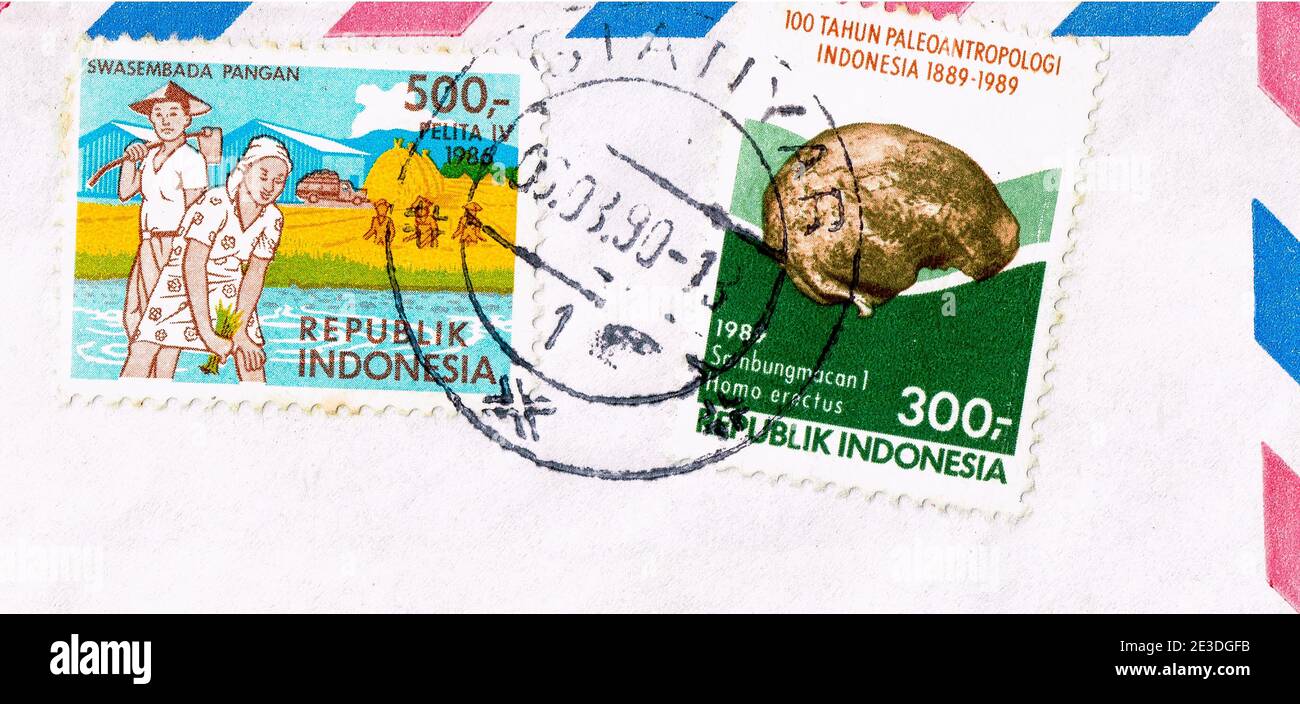 Francobolli indonesiani su una busta di posta aerea, Indonesia, 1992 Foto Stock