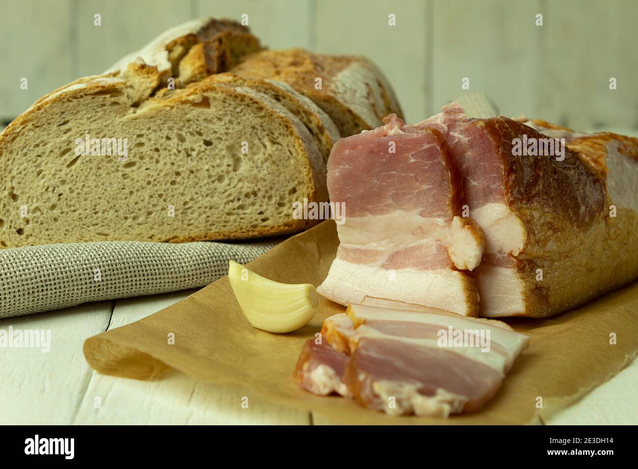 Strutto con uno strato di carne e pane. Lardo di filetto di maiale con carne su fondo ligneo con spazio per il testo. Pancetta affumicata con strati su un bac legno Foto Stock