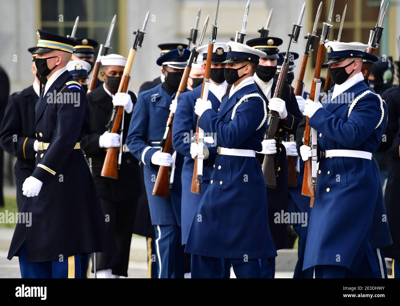 Washington, Stati Uniti. 18 gennaio 2021. I membri militari sfilano presso il Campidoglio degli Stati Uniti durante una prova di verifica Pass in Review per la cerimonia inaugurale del Presidente eletto Joe Biden a Washington, DC, lunedì 18 gennaio 2021. L'inaugurazione è prevista per gennaio 20. Foto di David Tulis/UPI Credit: UPI/Alamy Live News Foto Stock