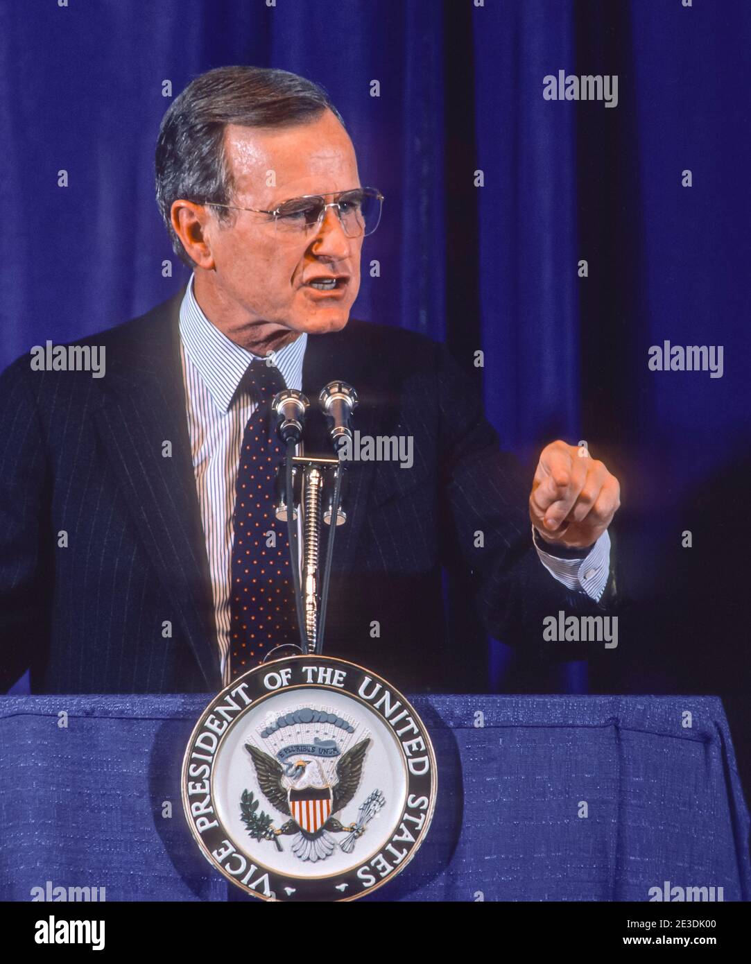 SYRACUSE, NEW YORK, USA, NOVEMBRE 1986 - il vicepresidente degli Stati Uniti George Herbert Walker Bush parla. Foto Stock