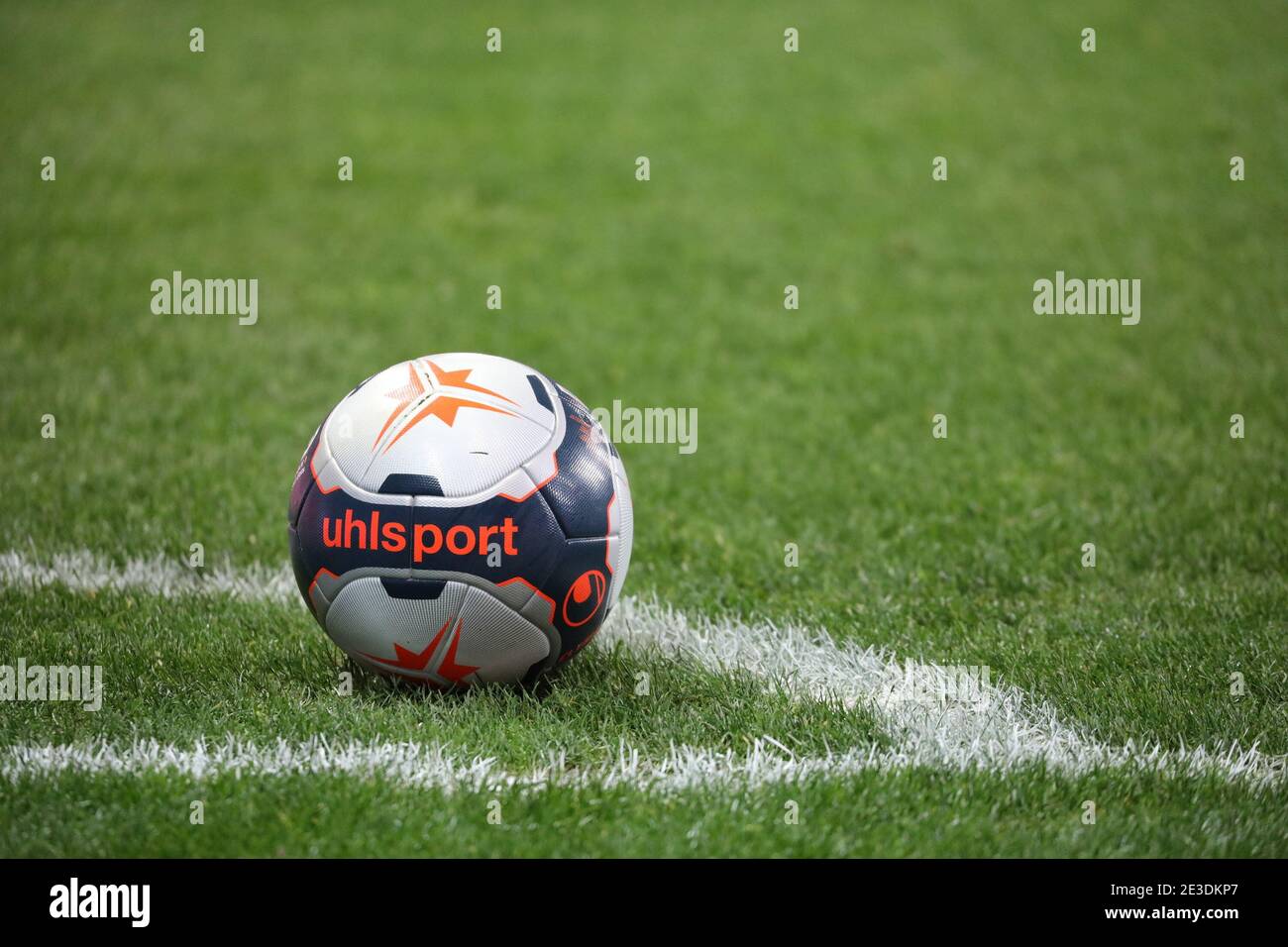 Nuovo ballon Ligue 1 Uhlsport durante il campionato francese Ligue 1 partita di calcio tra Lille OSC e Stade de Reims Su Janu / LM Foto Stock