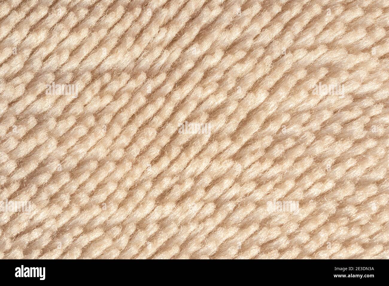 Coperta in pelliccia color crema con vista dall'alto. Soffice pelliccia finta di tessuto. Foto Stock