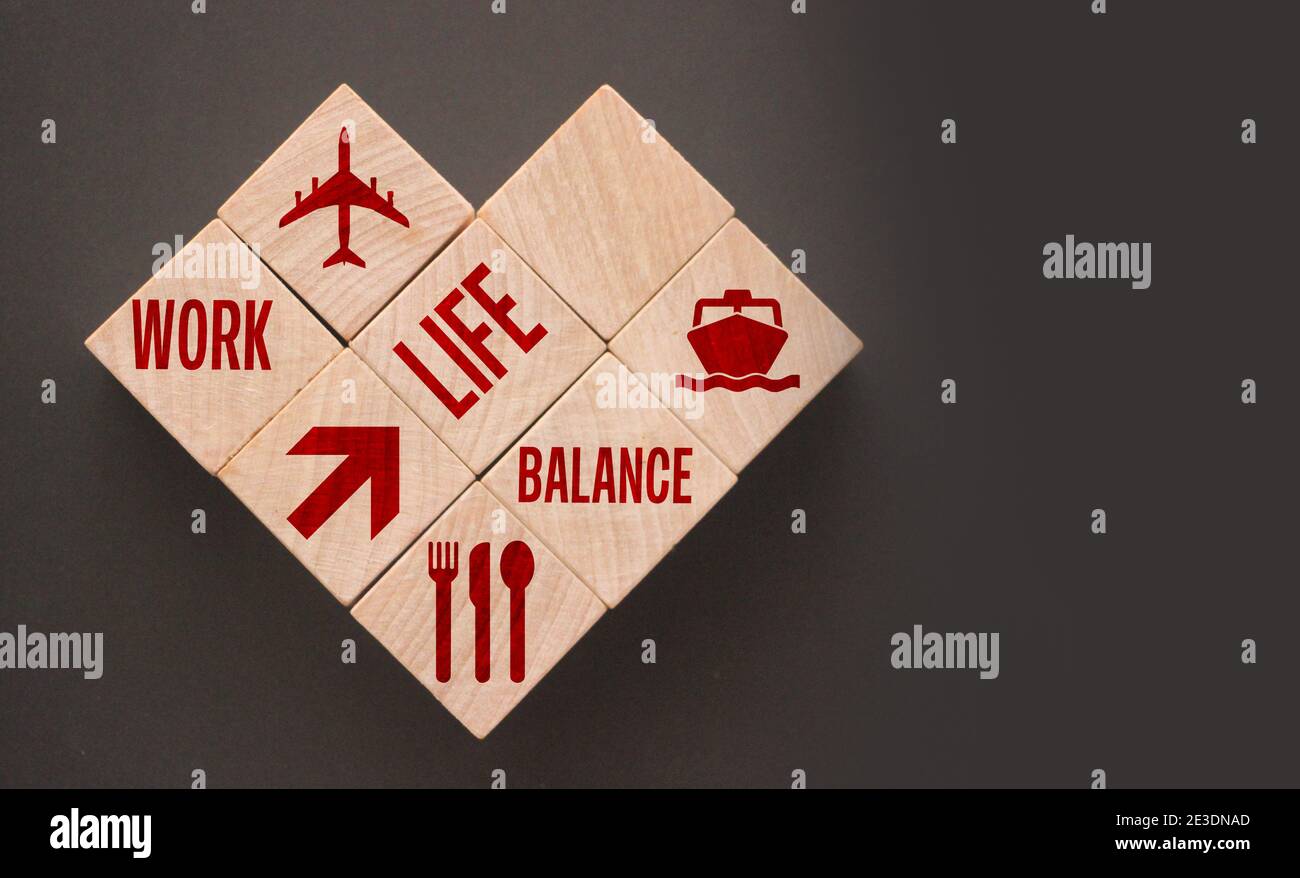 Cubi di legno con parole su di loro: Equilibrio di vita di lavoro e icone. Business e godere di scelta e concetto di priorità. Foto Stock