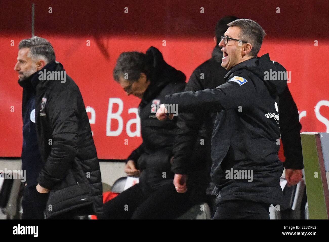 Muenchen GRUENWALDER STADION. 18 gennaio 2021. Festa finale Michael KOELLNER (allenatore 1860), giubilazione, gioia, entusiasmo, sinistra: Tomas ORALE (allenatore Ingolstadt). Calcio 3° campionato, Liga3, TSV Monaco 1860 FC Ingolstadt, il 18 gennaio 2021 a Muenchen GRUENWALDER STADION. LE NORMATIVE DFL VIETANO L'USO DI FOTOGRAFIE COME SEQUENZE DI IMMAGINI E/O QUASI-VIDEO. | utilizzo in tutto il mondo credito: dpa/Alamy Live News Foto Stock