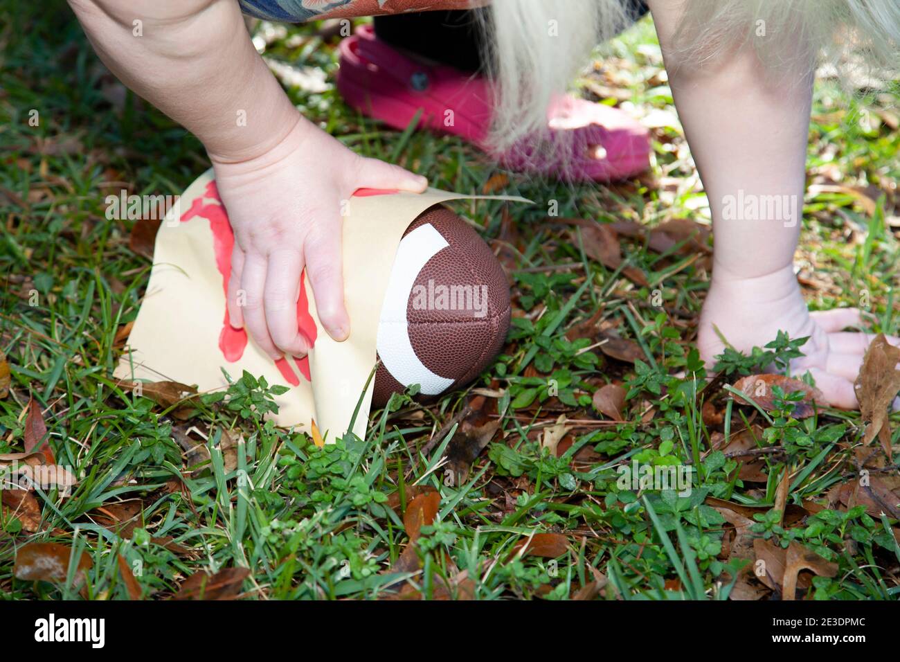 Donna che si prepara a camminare un calcio con una mano di carta-turchia disegno Foto Stock