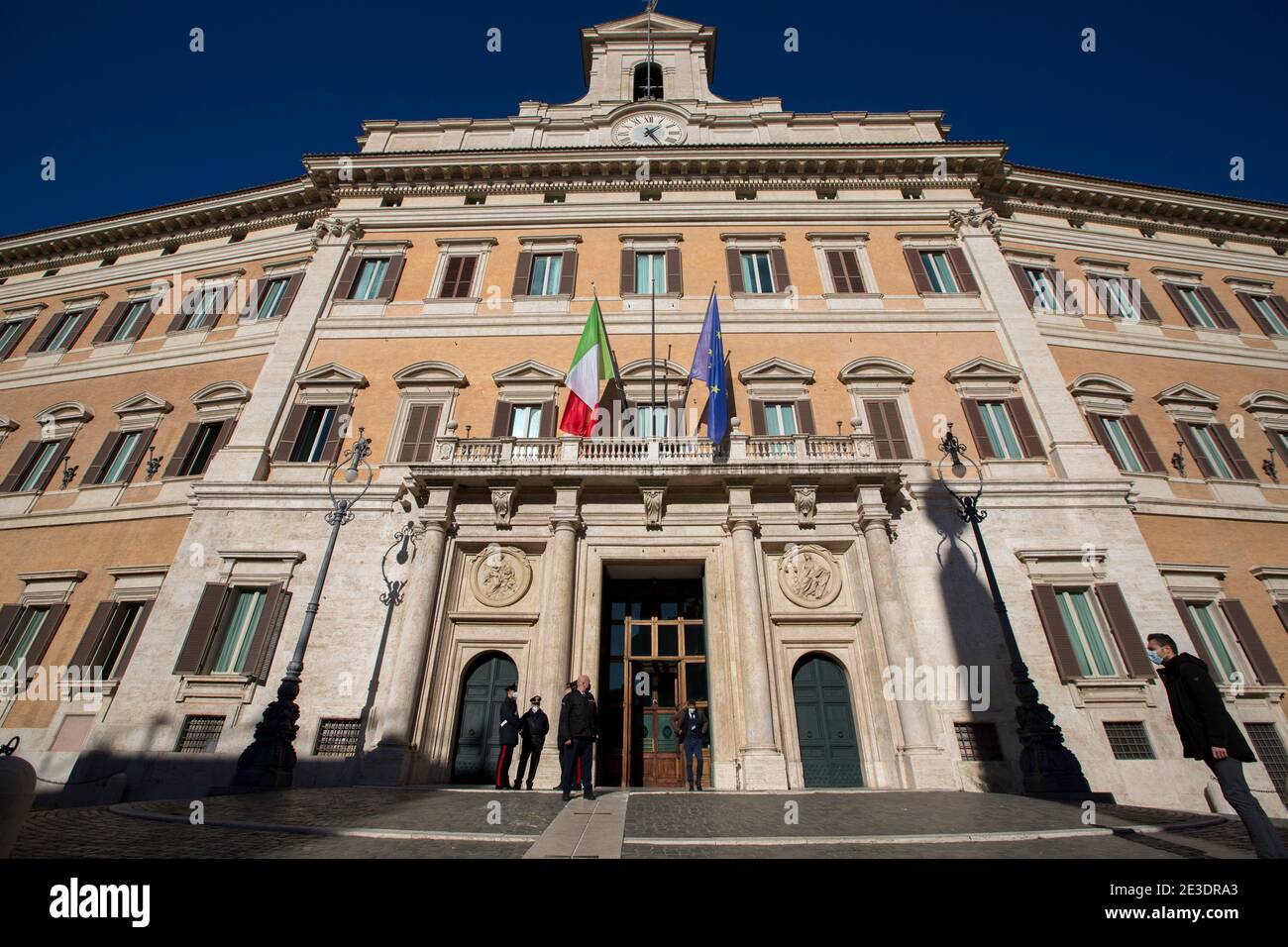 Roma Italia , 18 gennaio 2021 Camera dei deputati italiana in Piazza Montecitorio. Roma, 18/01/2021. I deputati italiani al di fuori della Camera dei deputati (Parlamento italiano), mentre il primo ministro italiano, Giuseppe Conte, chiede alla Camera un voto di fiducia per salvare il governo italiano dopo la defezione dei due ministri del Gabinetto appartenenti al piccolo partito, Italia viva (Italia Alive), guidato dall'ex primo ministro italiano Matteo Renzi. Foto Stock