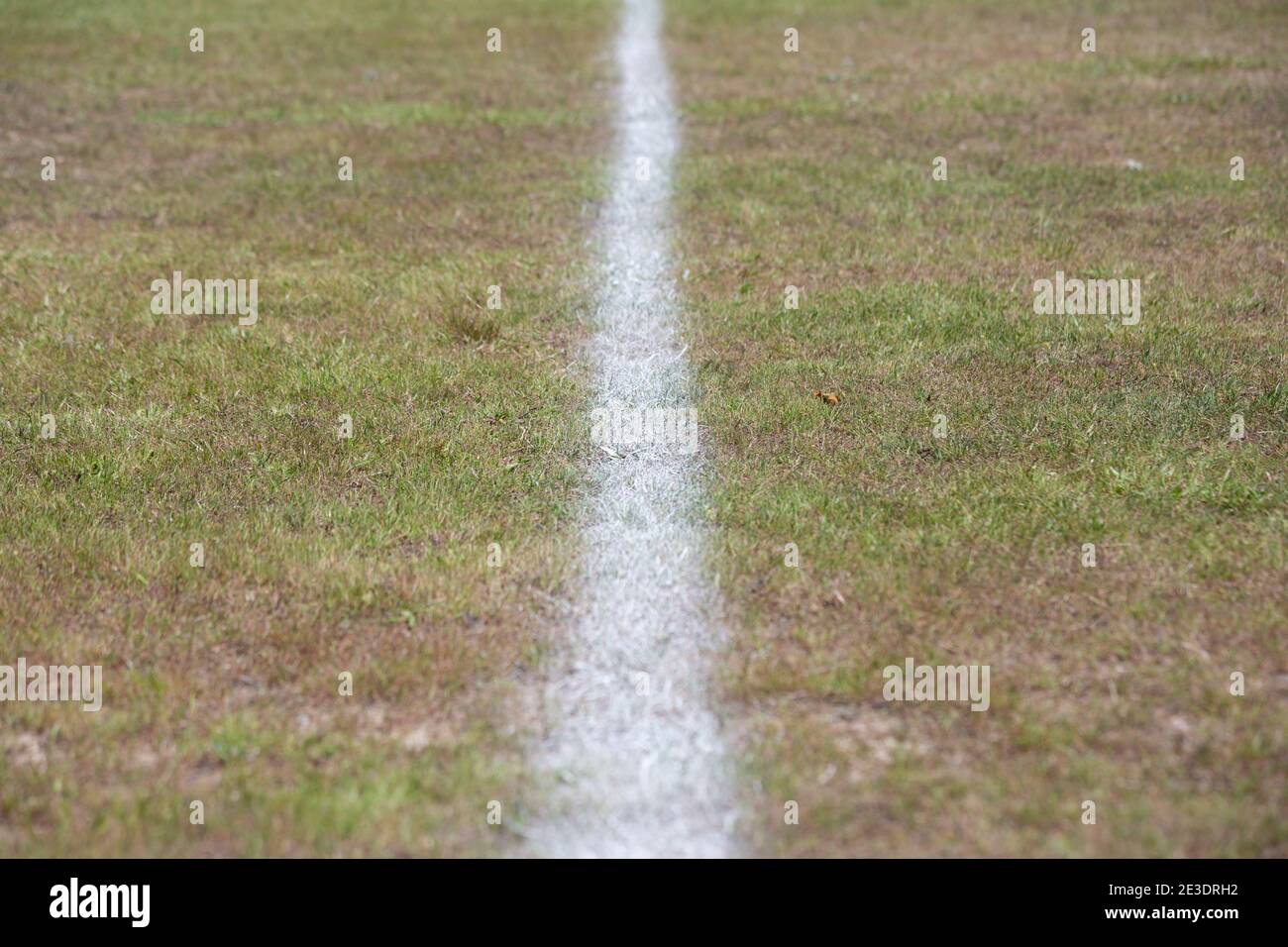 Linea di confine del campo da calcio in gesso bianco in erba secca Foto  stock - Alamy