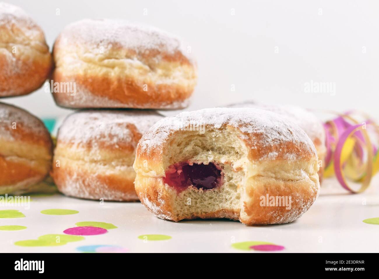 Ripieno di marmellata all'interno di un 'Berliner Pfannkuchen', un tradizionale dessert tedesco simile a una ciambella, fatto di pasta dolce di lievito fritta in grasso. Duri serviti tradizionali Foto Stock