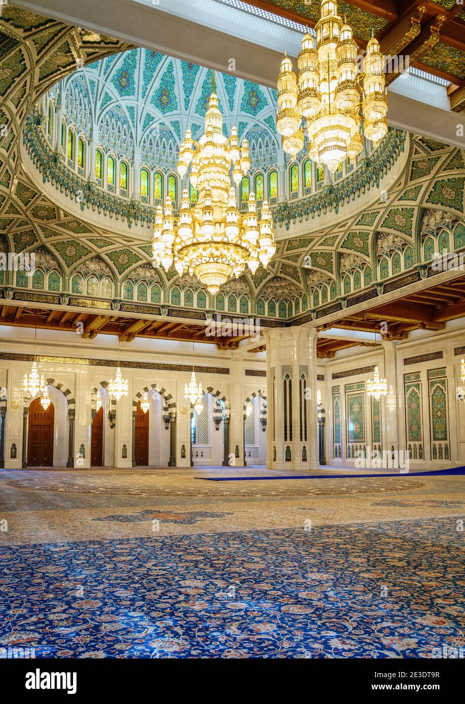 Mascate, Oman, 3 dicembre 2016: Sala di preghiera principale della Grande Moschea del Sultano Qaboos a Mascate, Oman Foto Stock