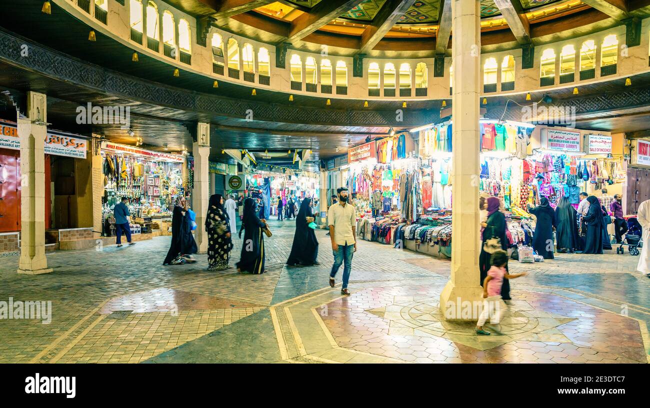 Muscat, Oman, 3 dicembre 2016: Negozi a Mutrah Souk - il più grande mercato di Muscat Oman Foto Stock