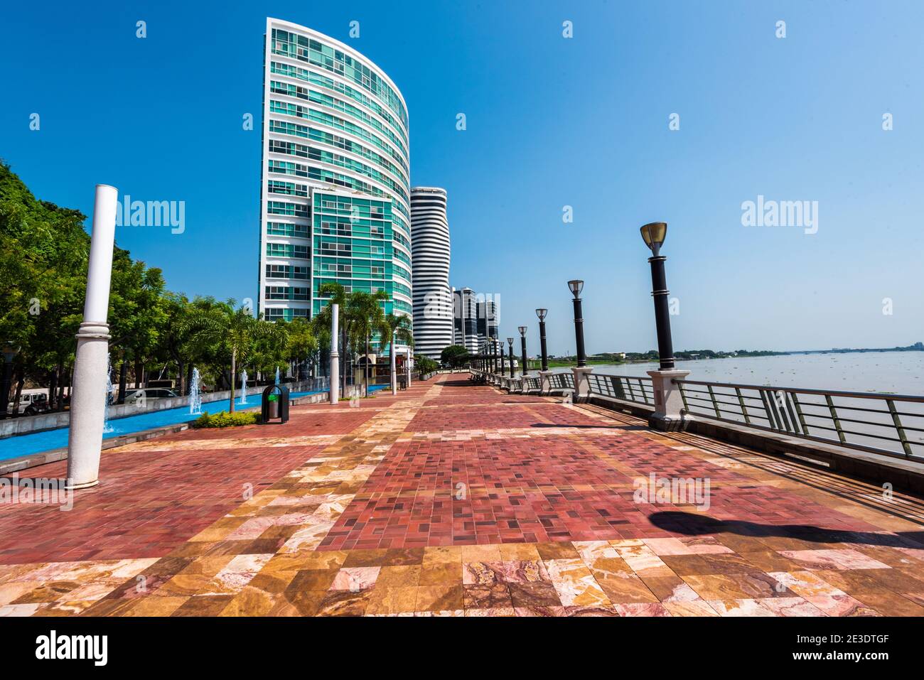 Guayaquil, Ecuador - 15 aprile 2018. Il grattacielo di Point e gli hotel di lusso sono raggruppati sulla passeggiata di Guayaquil. Foto Stock
