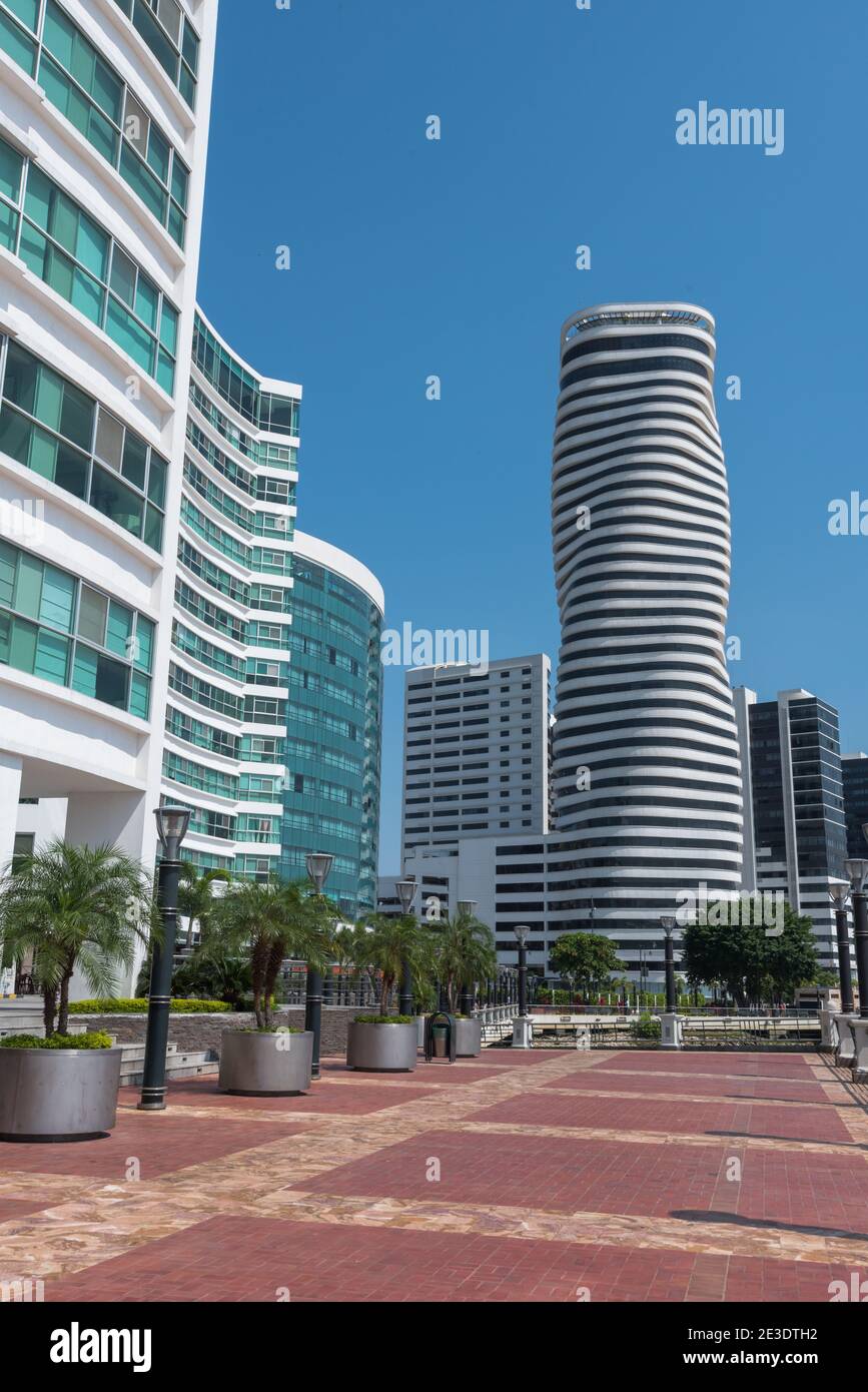 Guayaquil, Ecuador - 15 aprile 2018. Il grattacielo di Point sul lungomare di Guayaquil simboleggia la velocità del fiume Guayas. Foto Stock
