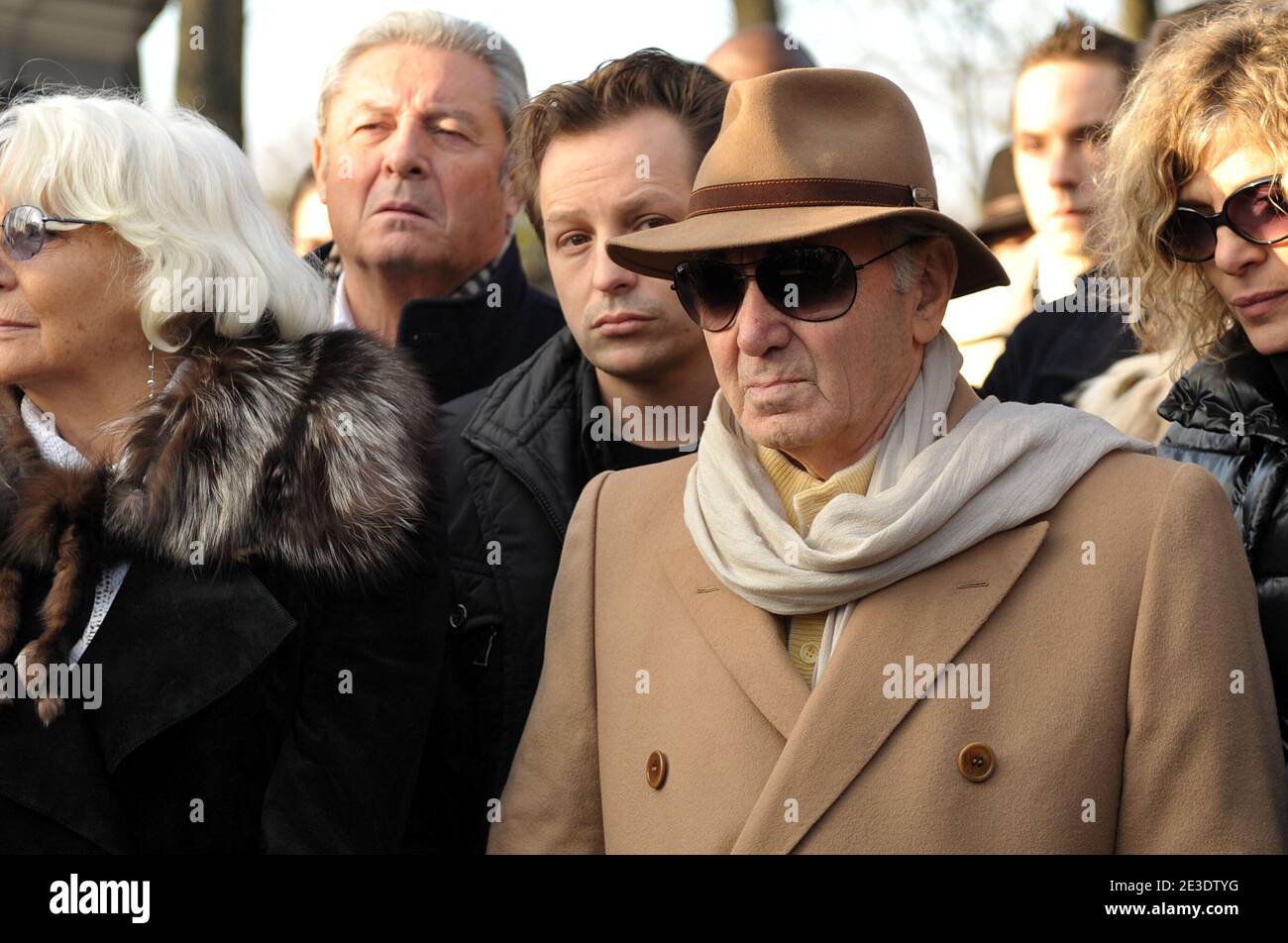 Il cantante francese Charles Aznavour rende omaggio allo stilista Ted Lapidus durante i suoi funerali al cimitero di Pere Lachaise a Parigi, in Francia, il 02 gennaio 2009. Ted Lapidus morì il 29 dicembre all'età di 79 anni in un ospedale di Cannes sulla Rivera Francese. Foto di Giancarlo Gorassini/ABACAPRESS.COM Foto Stock