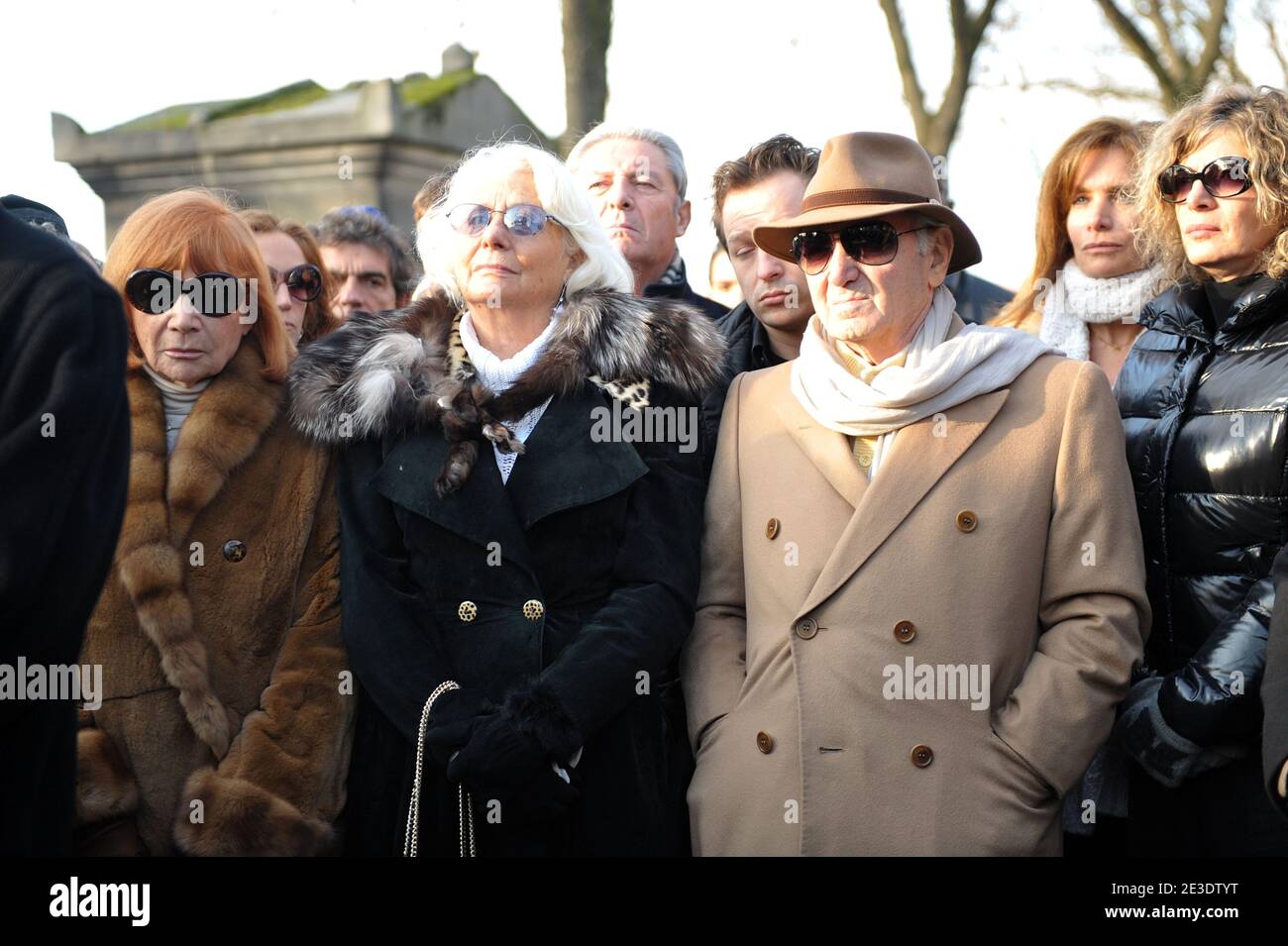 Il cantante francese Charles Aznavour rende omaggio allo stilista Ted Lapidus durante i suoi funerali al cimitero di Pere Lachaise a Parigi, in Francia, il 02 gennaio 2009. Ted Lapidus morì il 29 dicembre all'età di 79 anni in un ospedale di Cannes sulla Rivera Francese. Foto di Giancarlo Gorassini/ABACAPRESS.COM Foto Stock