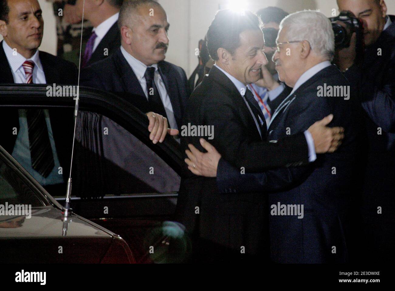 Il presidente francese Nicolas Sarkozy incontra il presidente palestinese Mahmoud Abbas nella città di Ramallah, territori palestinesi, in Cisgiordania, il 5 gennaio 2009. Nicolas Sarkozy si reca in Medio Oriente per cercare di ristabilire la pace nella regione, nonostante il rifiuto da parte di Israele di un'iniziativa francese per il cessate il fuoco a Gaza. Foto di Ludovic/piscina/ABACAPRESS.COM Foto Stock