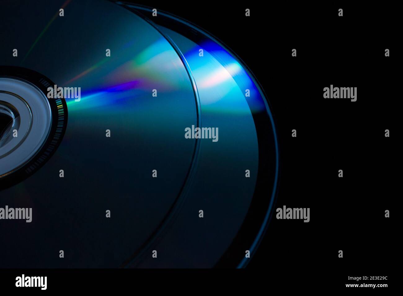 compact-disc su sfondo nero Foto Stock