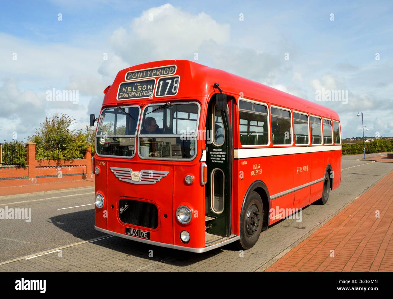 Barry, Galles - Agosto 2017: Autobus Vintage di servizio pubblico. È stato gestito nelle valli del Galles del Sud dalla compagnia di autobus Red and White. Foto Stock