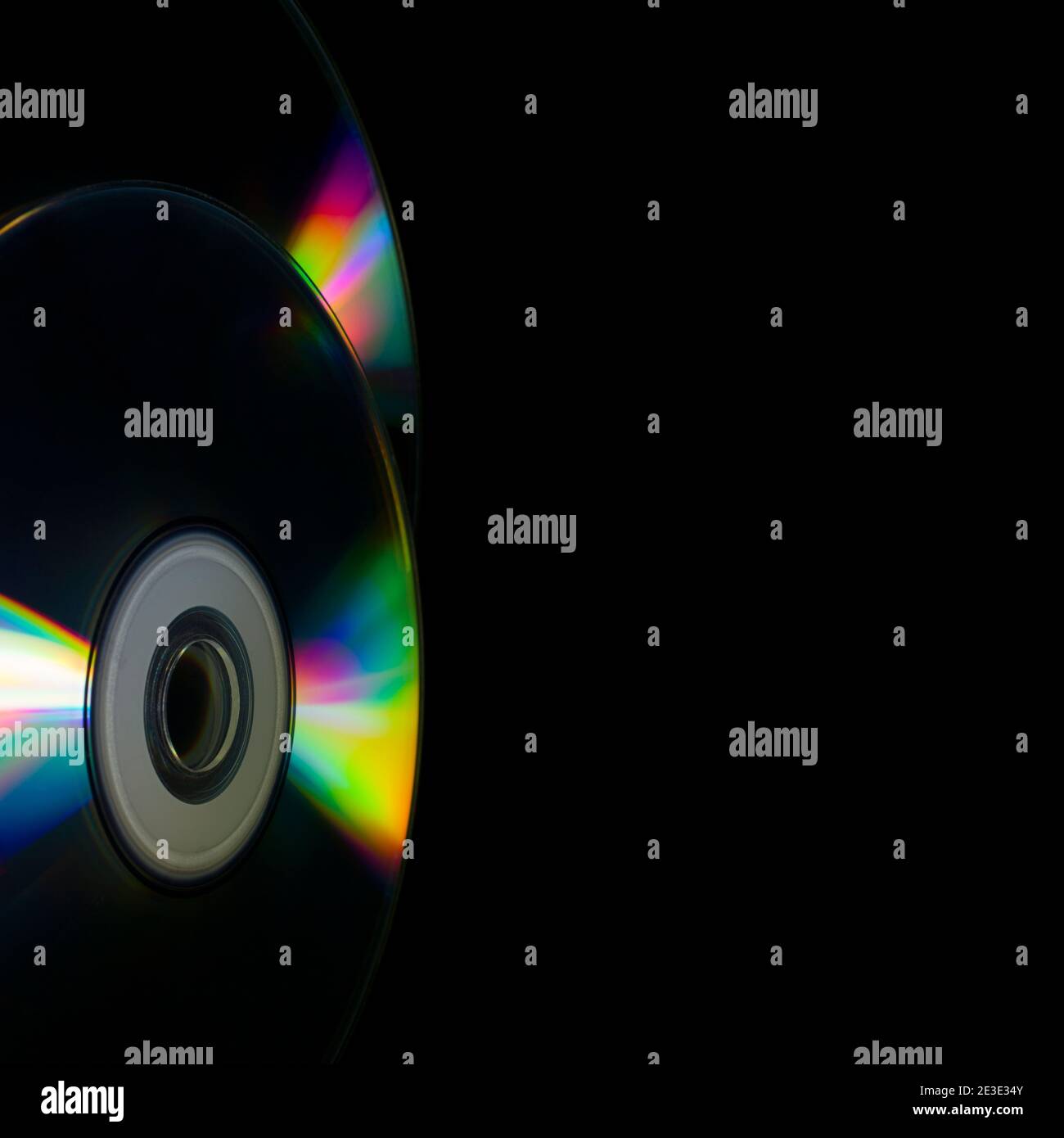 compact-disc su sfondo nero Foto Stock