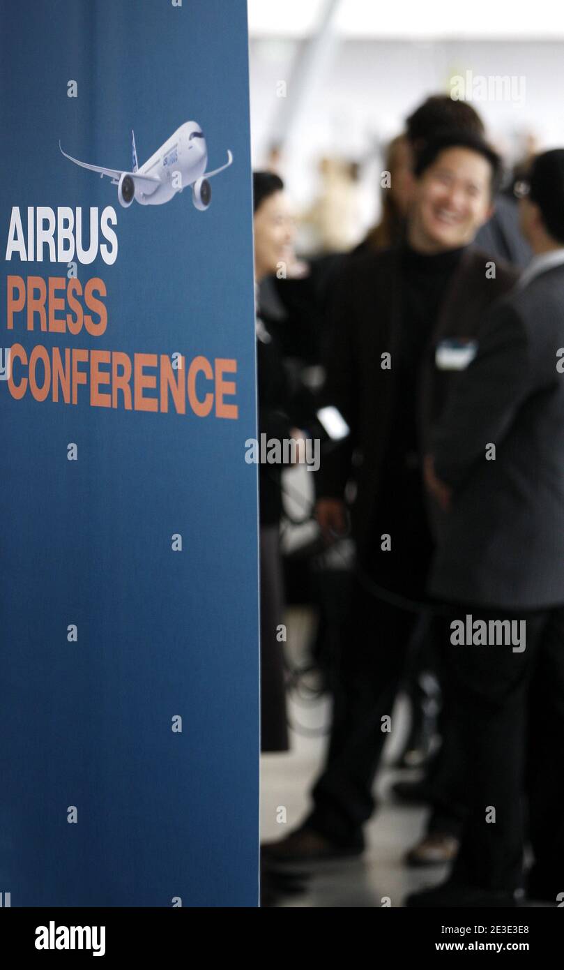 Atmosfera durante la cerimonia di inaugurazione della linea di assemblaggio finale di Airbus A350, presso la sede centrale di Airbus a Colomiers, vicino a Tolosa, Francia sud-occidentale, il 14 gennaio 2009. Foto di Patrick Bernard/ABACAPRESS.COM Foto Stock