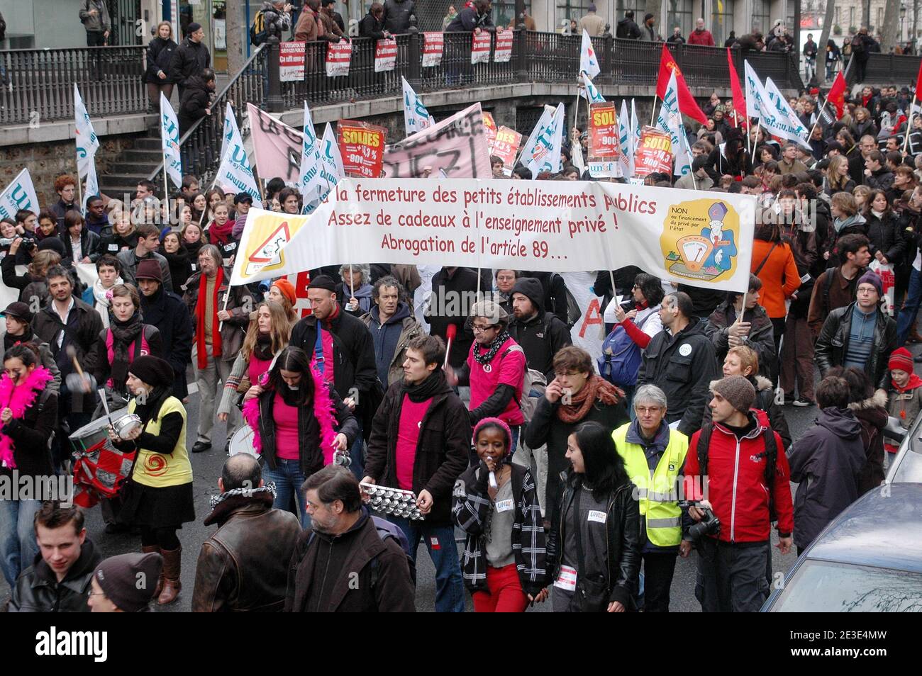 Studenti, insegnanti, sindacati e genitori francesi manifestano a Parigi, in Francia, il 17 gennaio 2009. Hanno protestato contro i piani del ministro dell'Istruzione Xavier Darcos di tagliare i posti di lavoro nel sistema educativo. Foto di Alain Apaydin/ABACAPRESS.COM Foto Stock