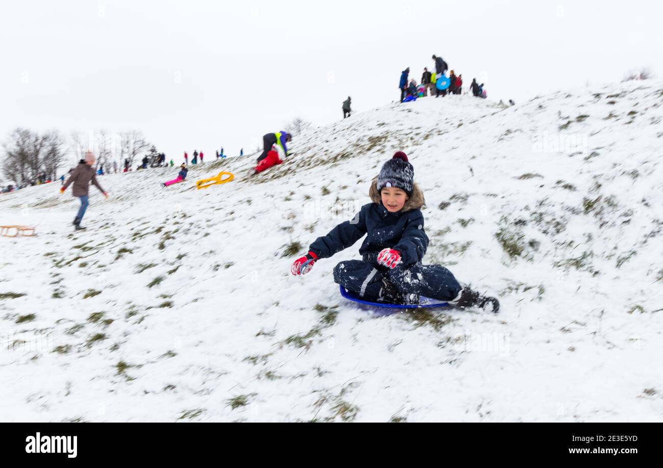 Bambini e adulti che slittano sul sito dell'antico Anfiteatro in inverno a Becsi-domb, Sopron, Ungheria Foto Stock