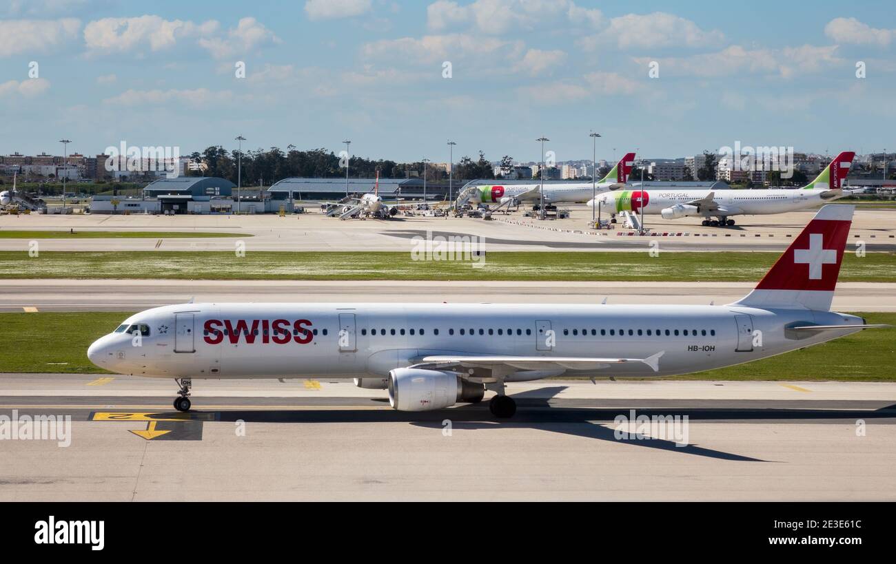 Swiss Airbus A321-111 segnale di chiamata HB-IOH arrivo e tassare a. Aeroporto di Lisbona Foto Stock